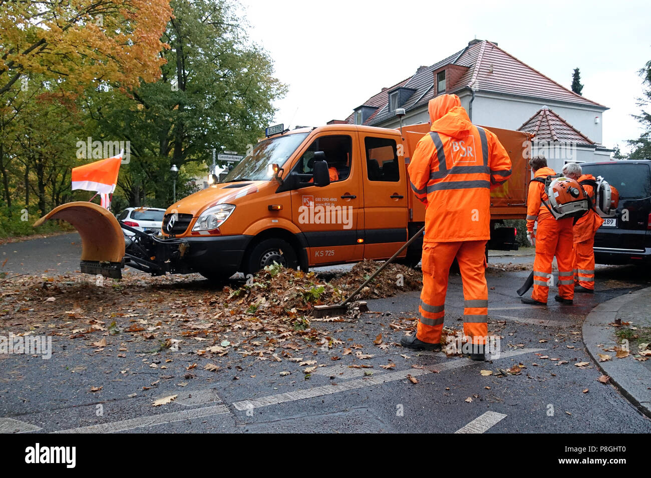 Berlino, Germania, i dipendenti della città di Berlino la pulizia libera una strada da foglie di autunno Foto Stock