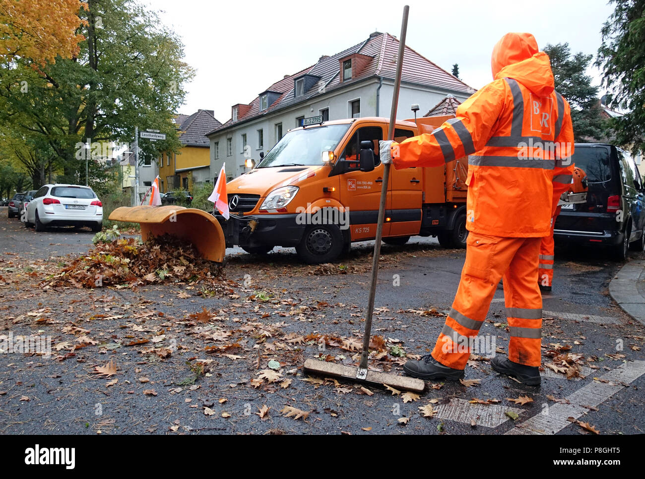 Berlino, Germania, i dipendenti della città di Berlino la pulizia libera una strada da foglie di autunno Foto Stock