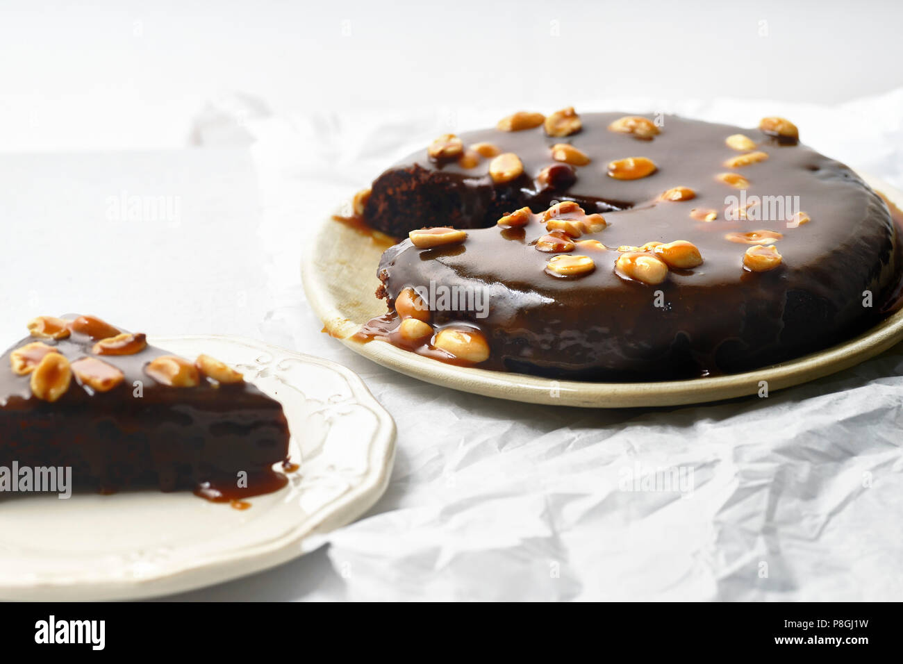 Brownie torte salate con caramello e arachidi tostate Foto Stock