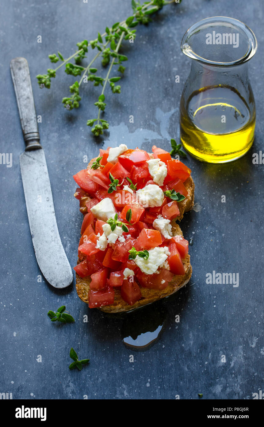 Bruschetta con pomodori freschi, feta e origano Foto Stock
