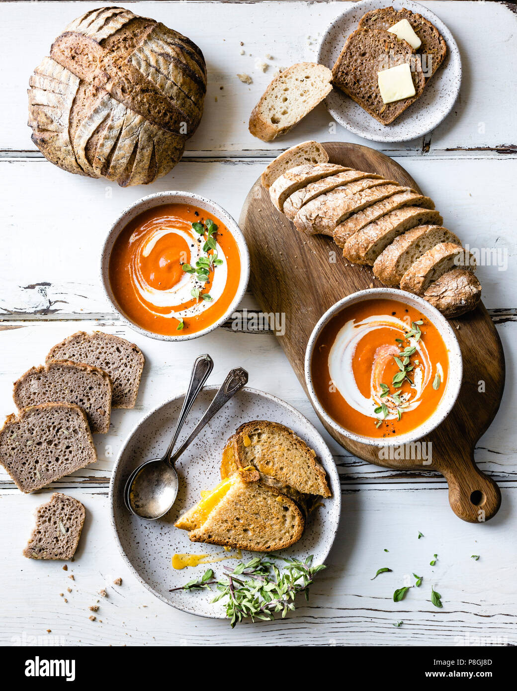Zuppa di pomodoro, pane e formaggio alla griglia Sandwich Foto Stock
