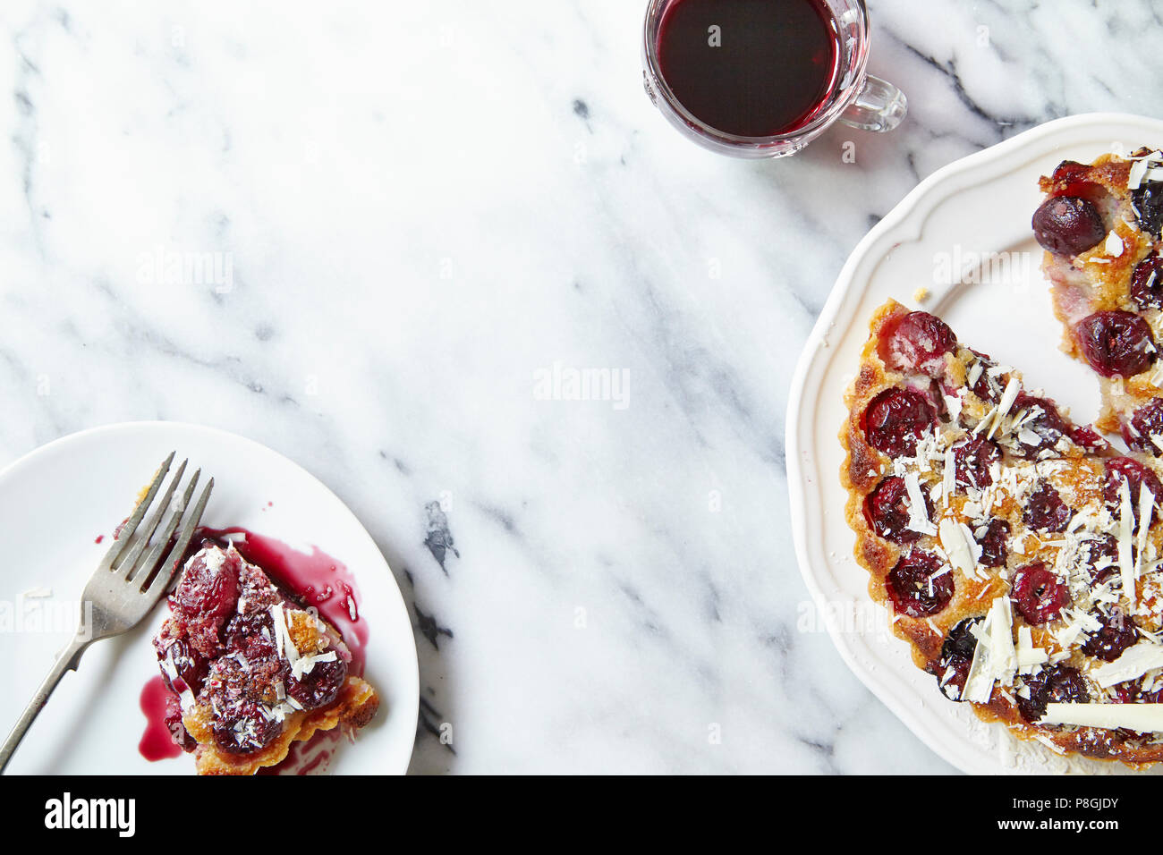 La ciliegia frangipane tart servito con salsa alle ciliegie Foto Stock