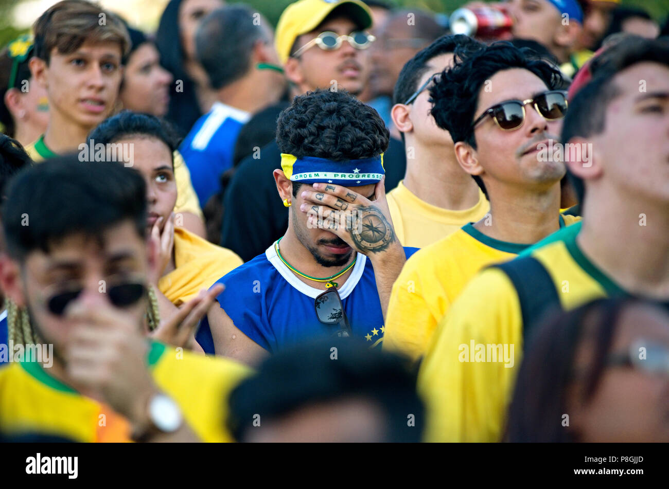 World Cup - Luglio 6, 2018: preoccupato per il calcio brasiliano tifosi guardare una ripresa televisiva del match tra il Brasile e il Belgio a Rio de Janeiro Foto Stock