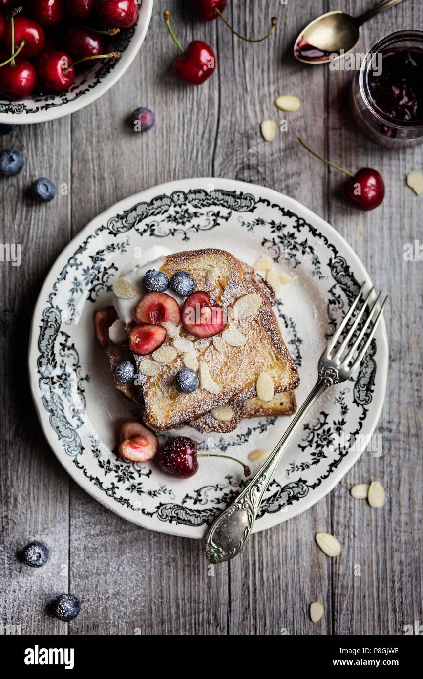 Tavolo per la colazione. Toast alla francese Foto Stock