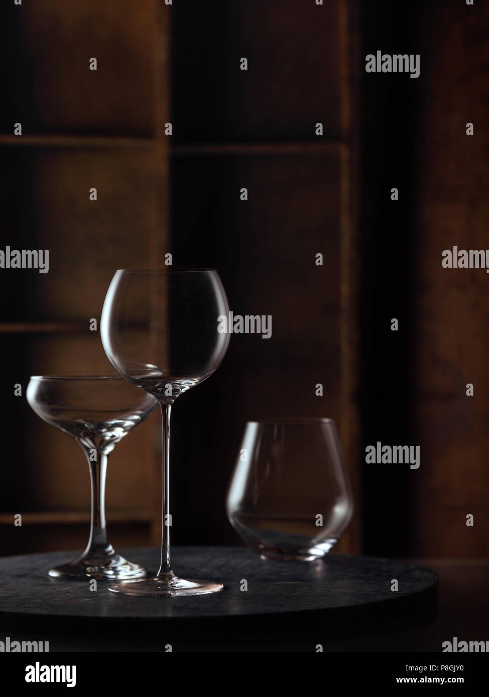 Una varietà di bicchieri di vino in un caldo ambiente rustico al buio su un  superficie di granito Foto stock - Alamy