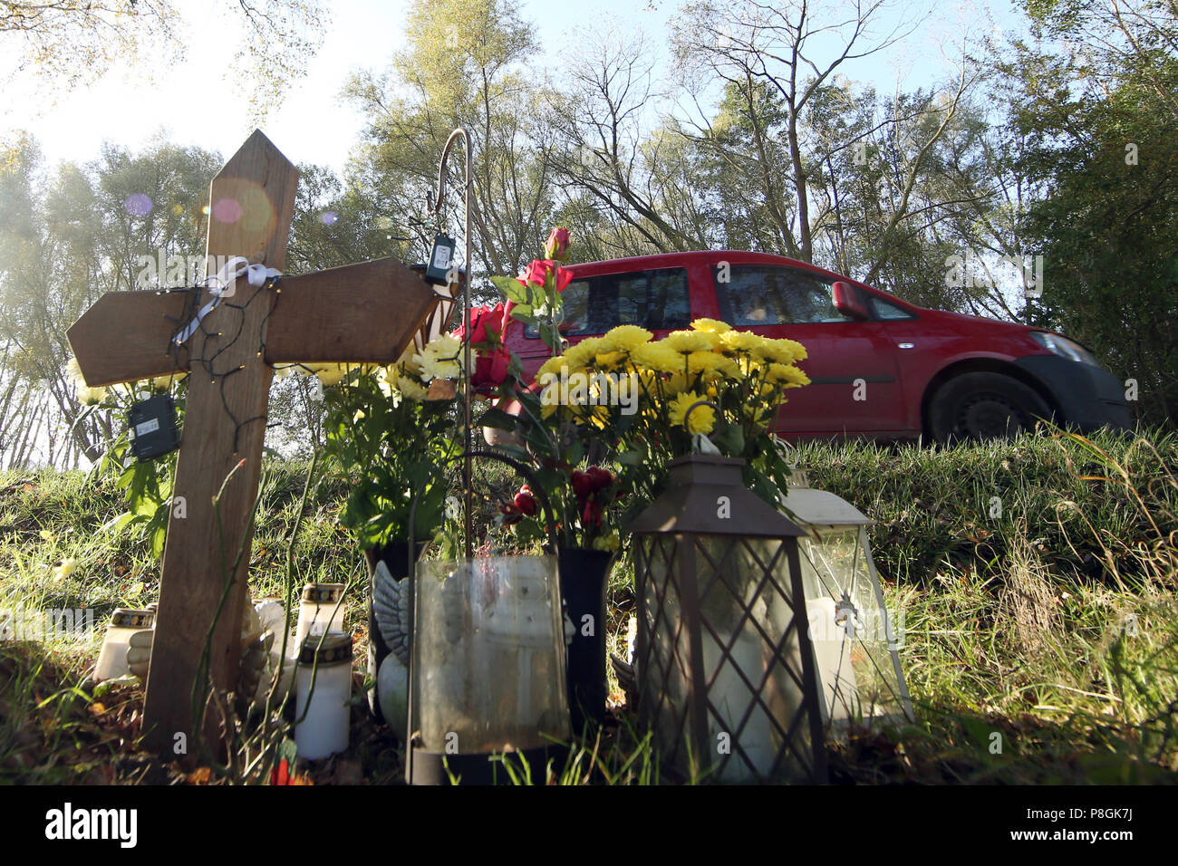 Goerlsdorf, Germania, memorial croce e fiori per una vittima del traffico su strada Foto Stock