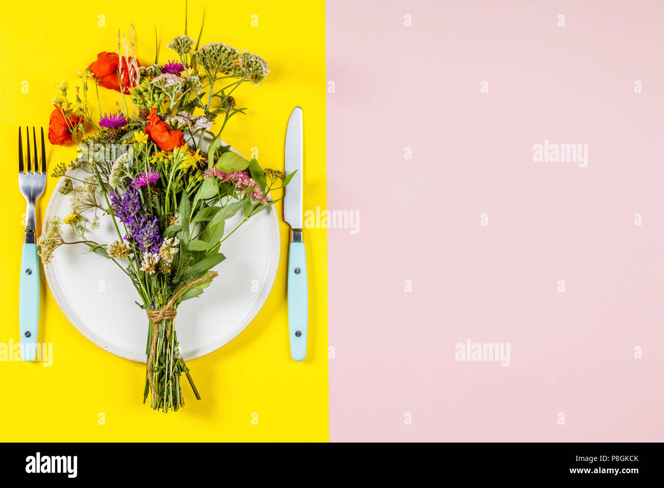 Piatto di laici wild bouquet di fiori sulla piastra bianca. Pulire mangiare, paleo, biohacking, la medicina di erbe concept Foto Stock