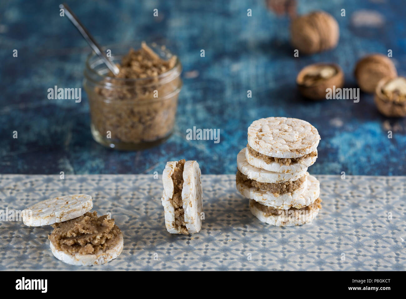 Torte di riso con burro di noci di riempimento. Foto Stock