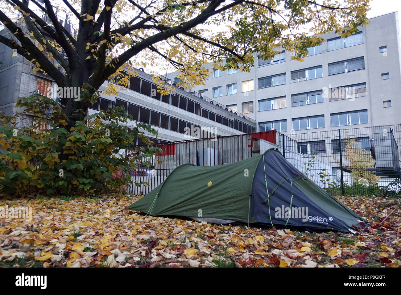Berlino, Germania, tenda di una persona senzatetto in una zona residenziale Foto Stock