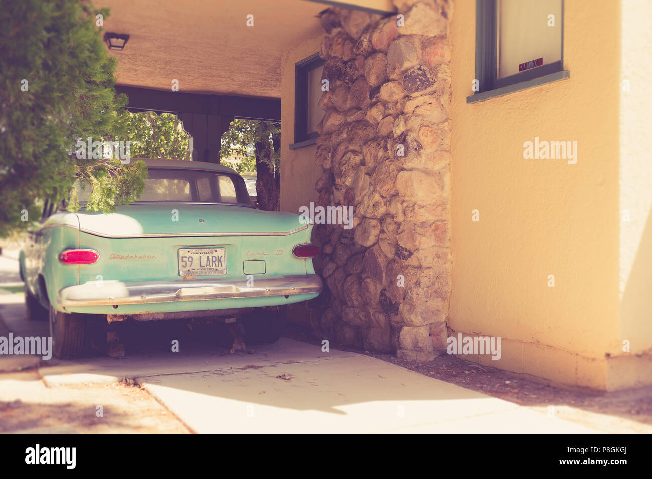 Una casa suburbana e auto da anni cinquanta al di fuori di Las Vegas, Nevada. Foto Stock