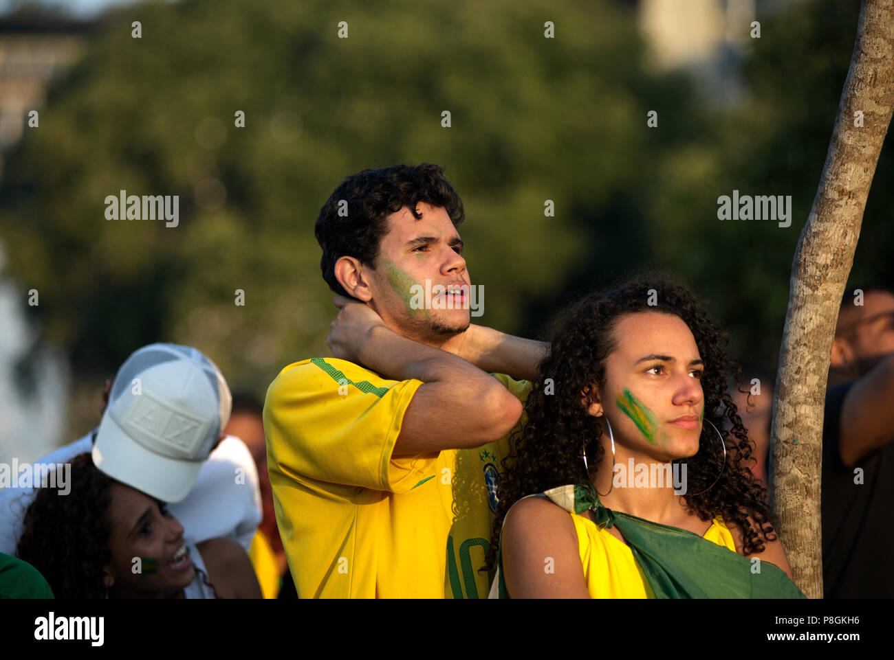 World Cup - Luglio 6, 2018: tifosi brasiliani reagiscono come guardare una partita di calcio tra Brasile e Belgio a schermo grande evento in Rio de Janeiro Foto Stock