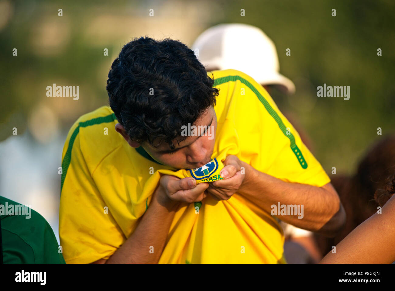 World Cup - Luglio 6, 2018: un fan brasiliano baci del suo paese e il distintivo durante il match tra il Brasile e il Belgio a un evento pubblico a Rio de Janeiro Foto Stock