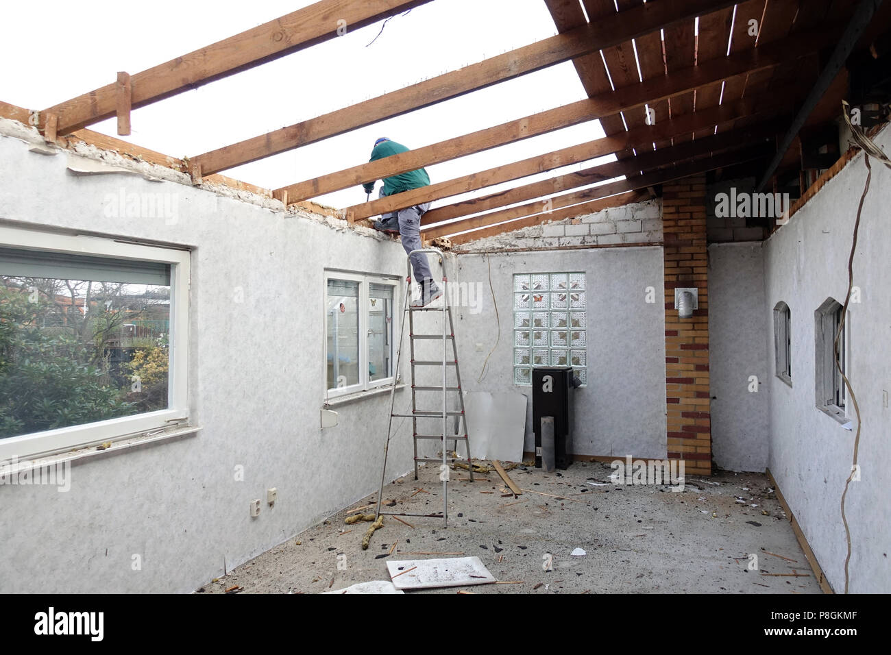 Berlino, Germania, artigiano lavorando sul retro di un gazebo Foto Stock