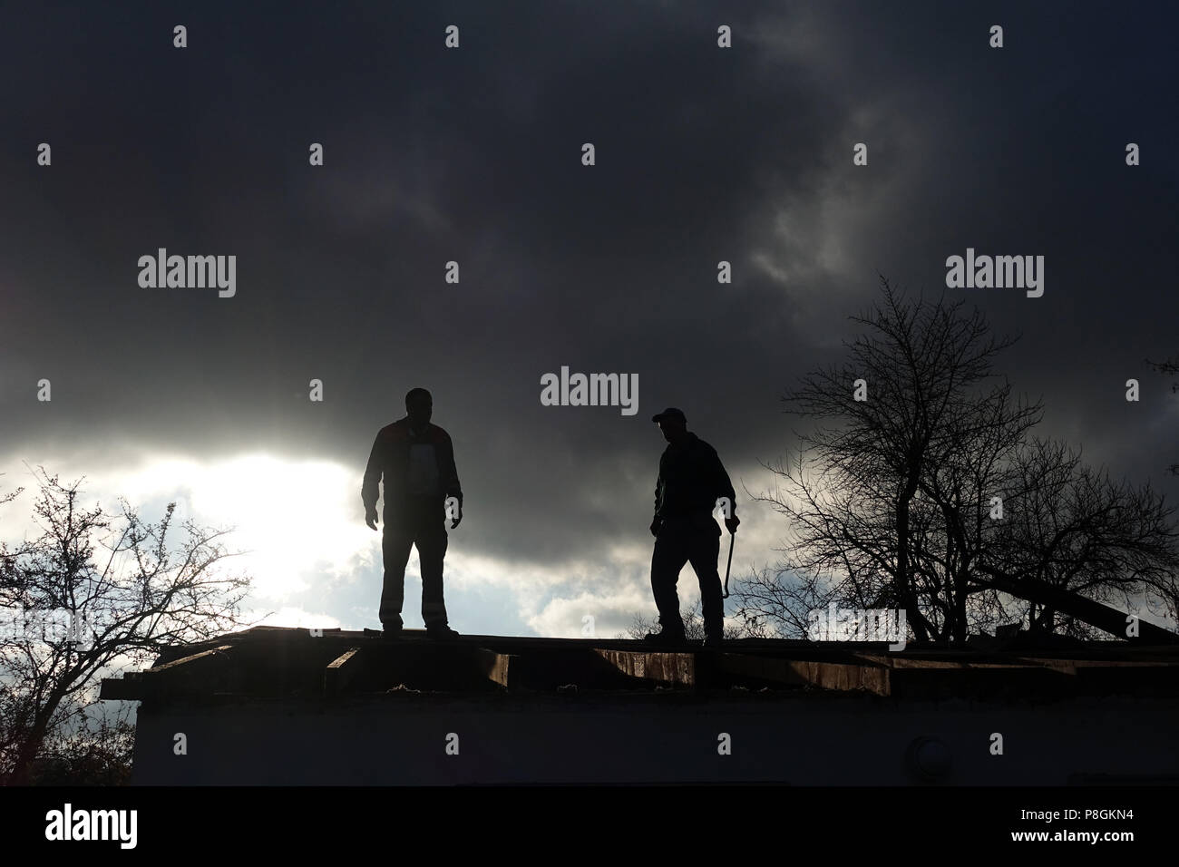 Berlino, Germania, Silhouette, artigiano in piedi sul tetto di un gazebo Foto Stock