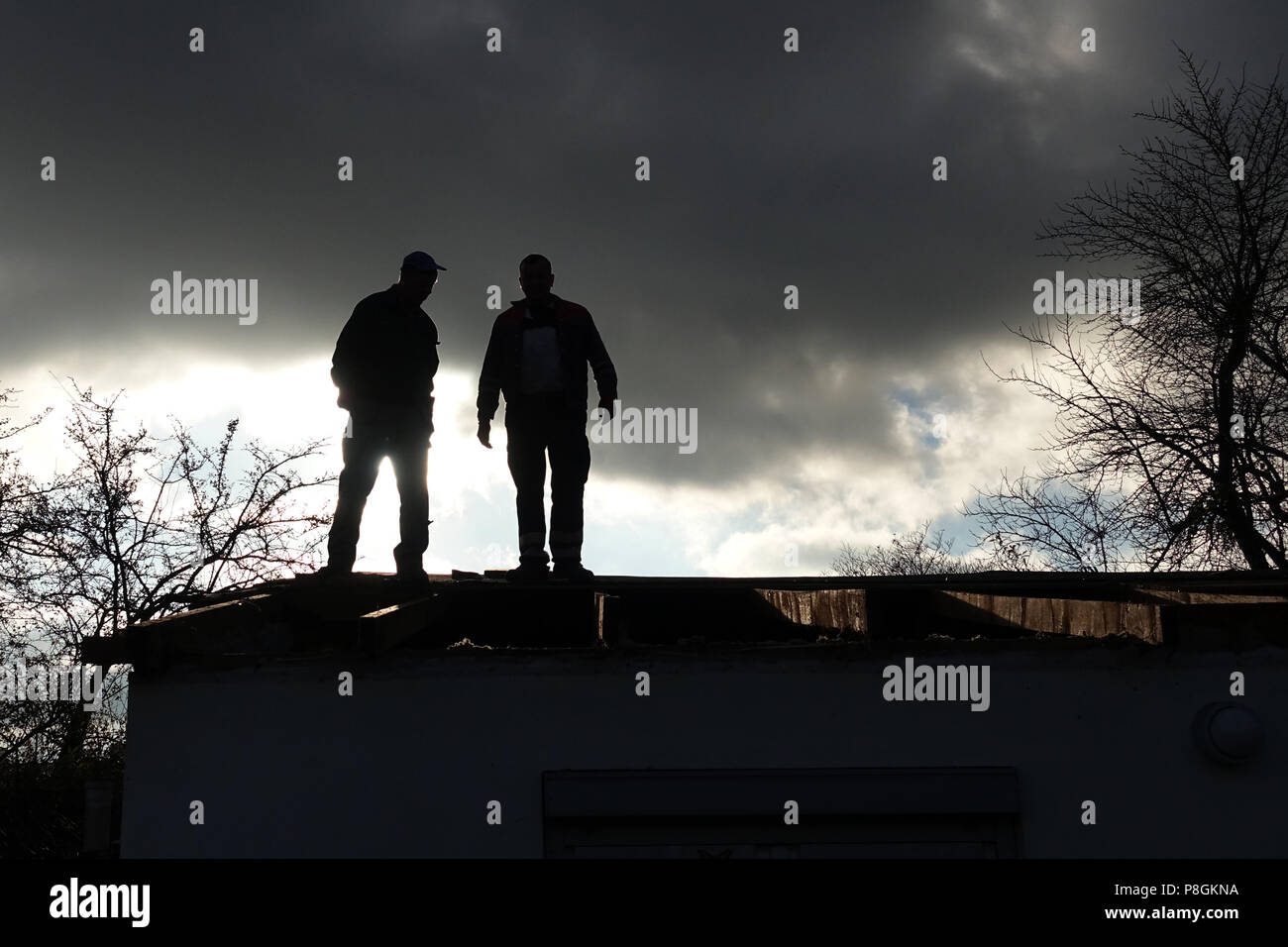 Berlino, Germania, Silhouette, artigiano in piedi sul tetto di un gazebo Foto Stock