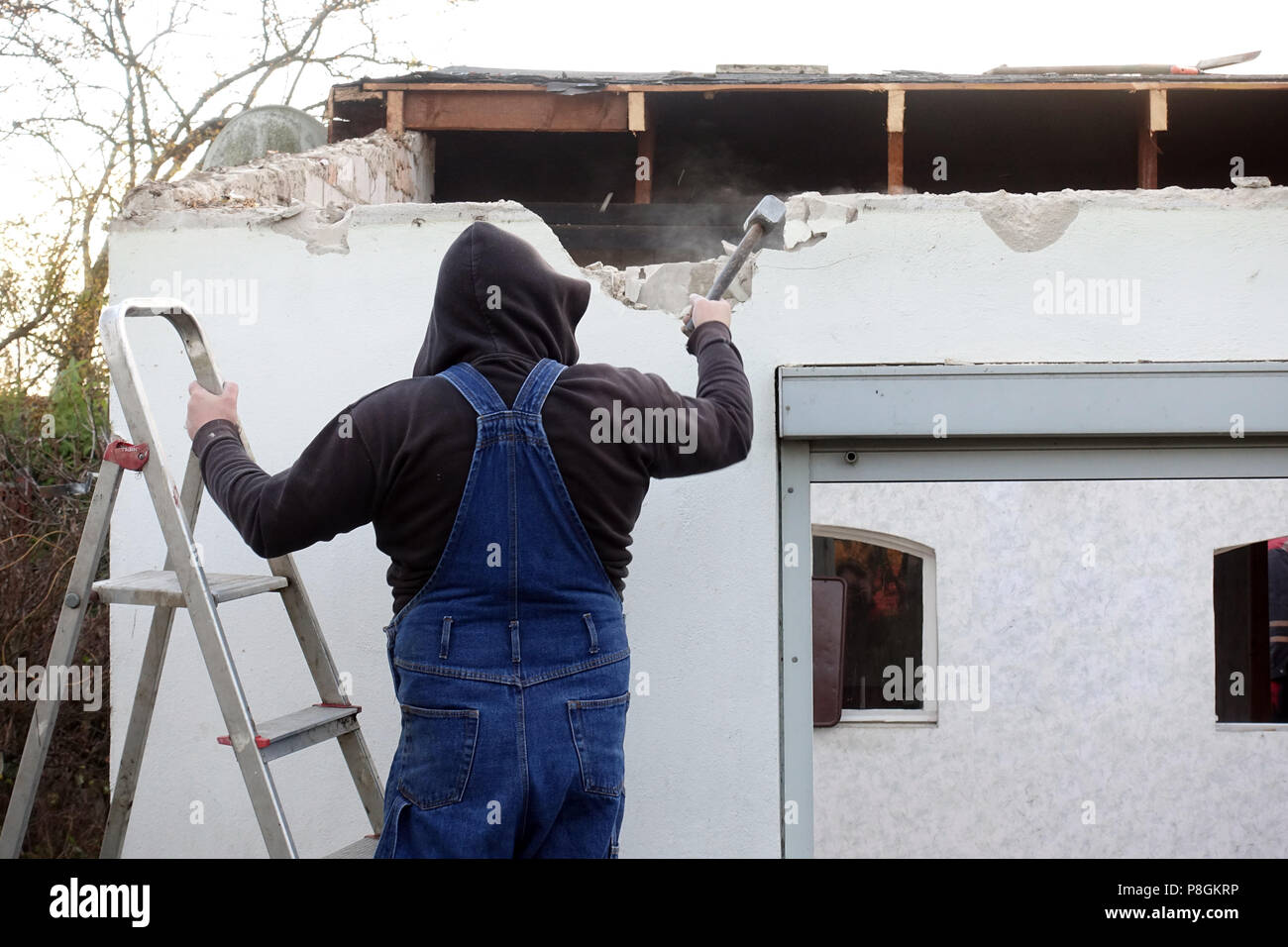 Berlino, Germania, artigiano battendo una parete nella ricostruzione di un gazebo Foto Stock