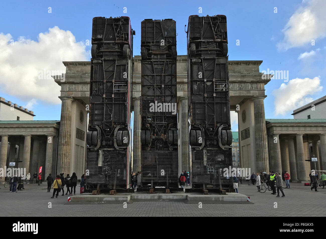 Berlino, Germania, anti-guerra monumento di scultura dall'artista German-Syrian Manaf Halbouni davanti alla Porta di Brandeburgo Foto Stock