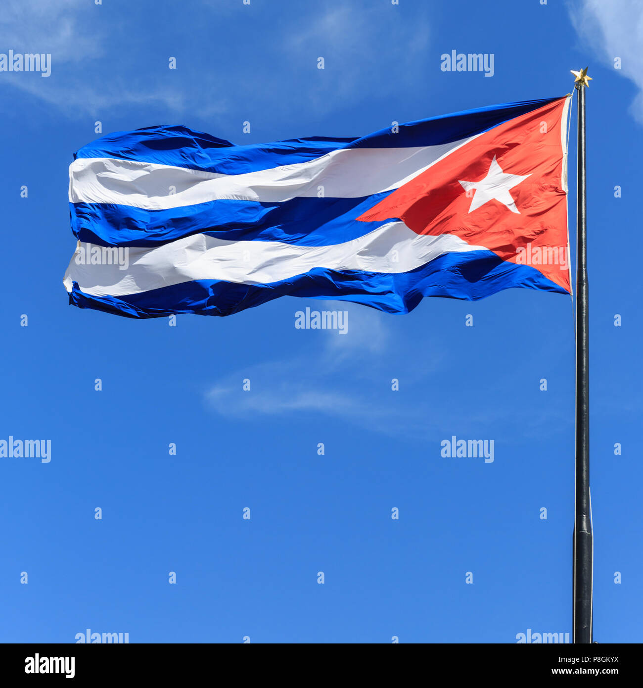 Bandiera cubana, bandiera nazionale di Cuba battenti nel vento contro il cielo blu, sul montante, Havana, Cuba Foto Stock
