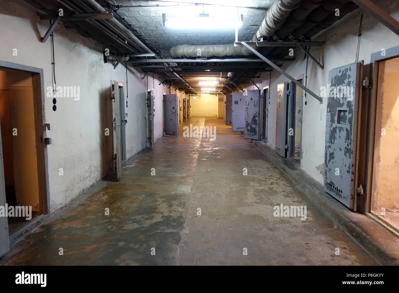 Berlino, Germania, a piedi con celle di detenzione in Berlin Stasi Museum Foto Stock