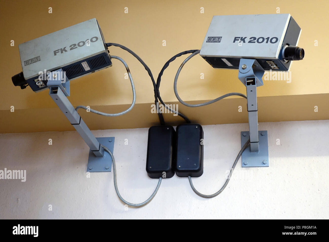 Berlino, Germania, le videocamere di sorveglianza in Stasi Museum di Berlino Foto Stock