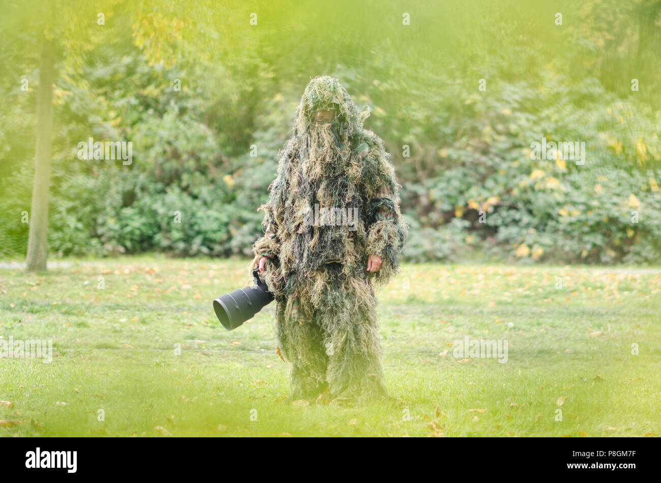 Uomo in abito ghillie, camouflage Foto Stock