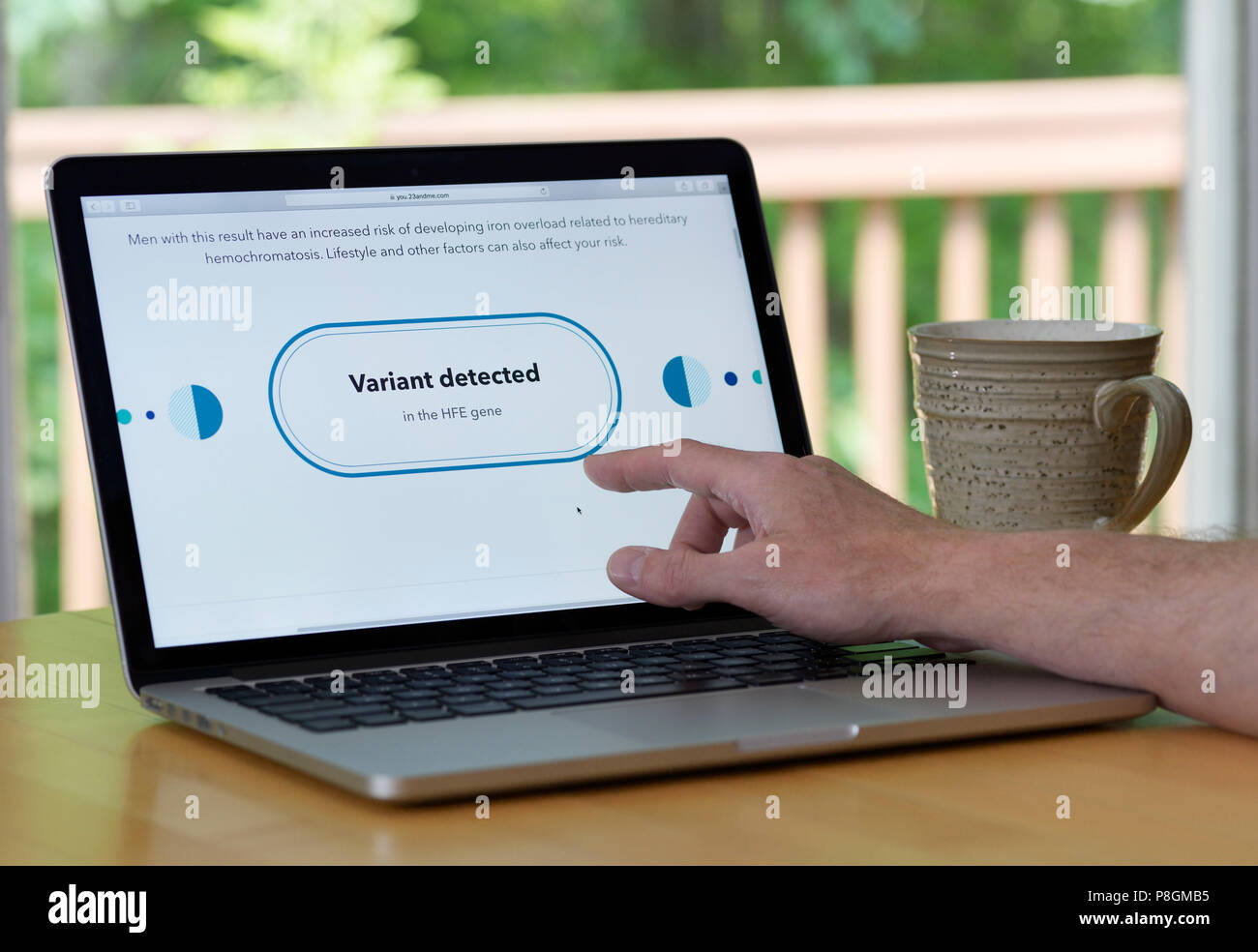 Risultati di un home test del DNA (23andMe) mostra che l uomo ha almeno una variante nel suo DNA che conduce al sovraccarico di ferro disordine, emocromatosi Foto Stock