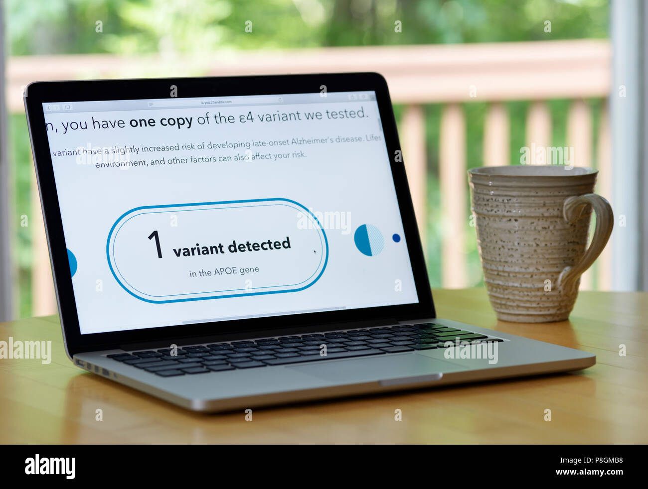 Risultati di un home test del DNA (23andMe) mostra la persona ha una copia della mutazione APOE correlato con il rischio aumentato per late-onset morbo di Alzheimer Foto Stock