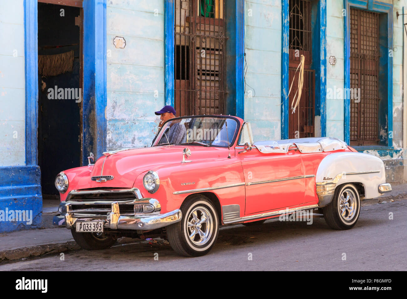 Convertibile rosa 1940s Chevrolet Deluxe, scene di strada in Vedado, Havana, Cuba Foto Stock