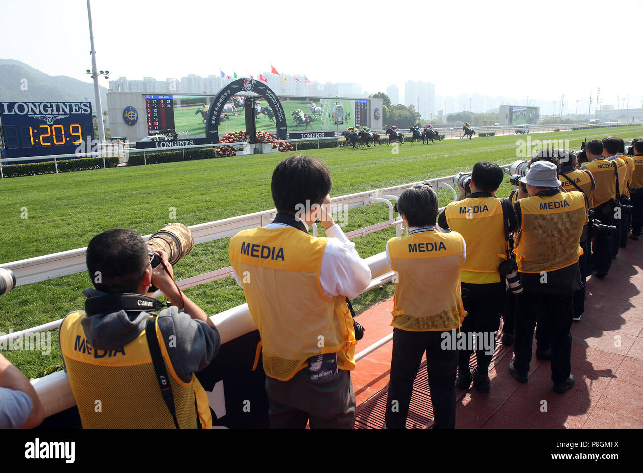 Hong Kong, Cina, i fotografi sportivi lavorando sul Racecourse Sha Tin Foto Stock