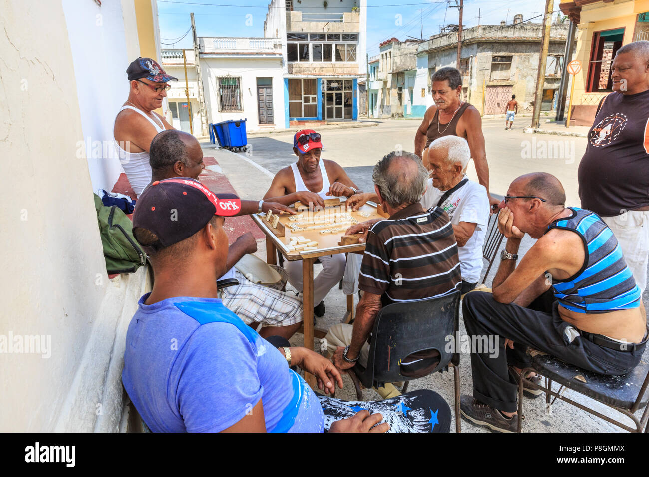 Uomini cubano GIOCA Domino in una strada di Regla, un popolare gioco di svago nella Città dell Avana, Cuba Foto Stock