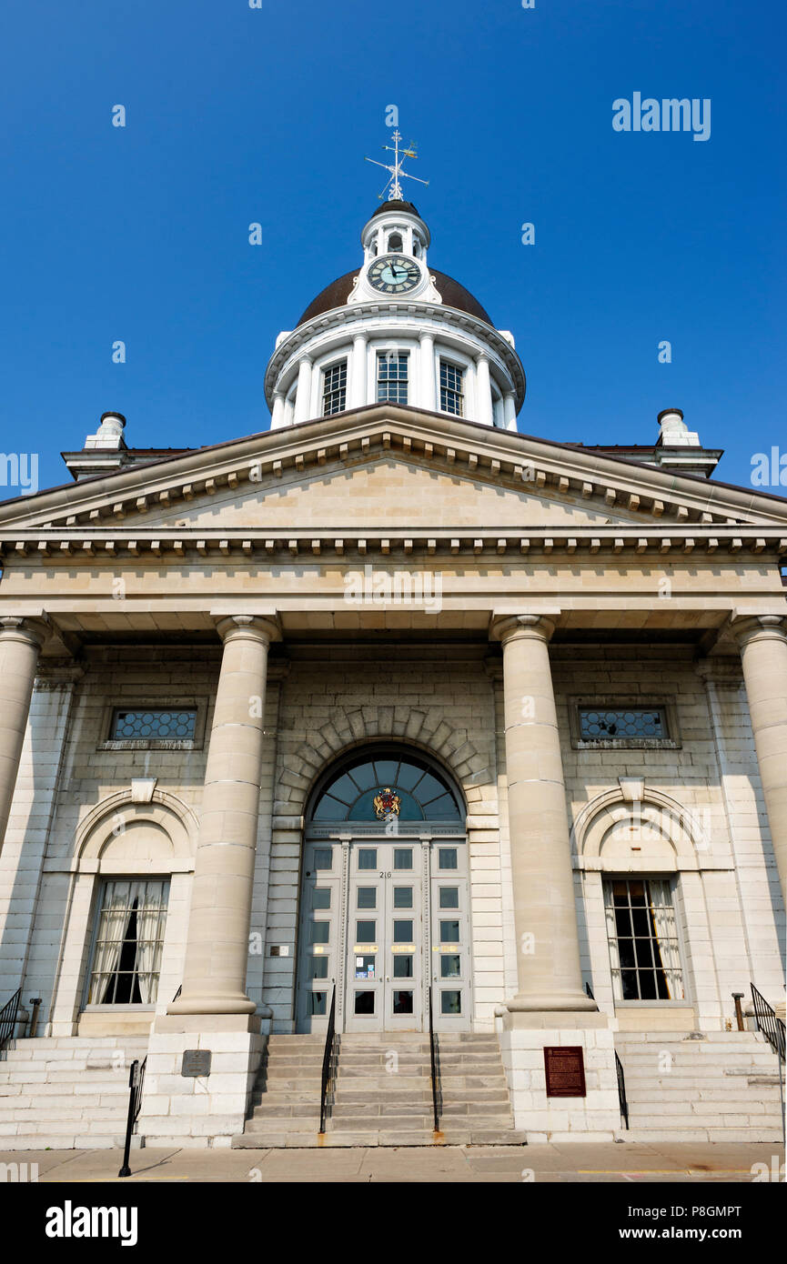 Bassa angolazione della facciata del municipio di Kingston, Ontario, Canada. Foto Stock
