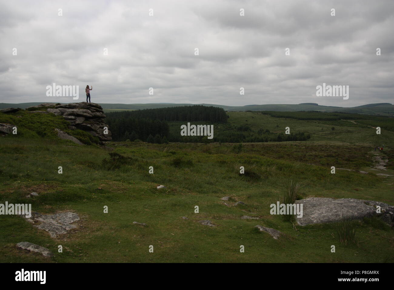Bella donna su granito tor su dartmoor nel grande all'aperto Foto Stock