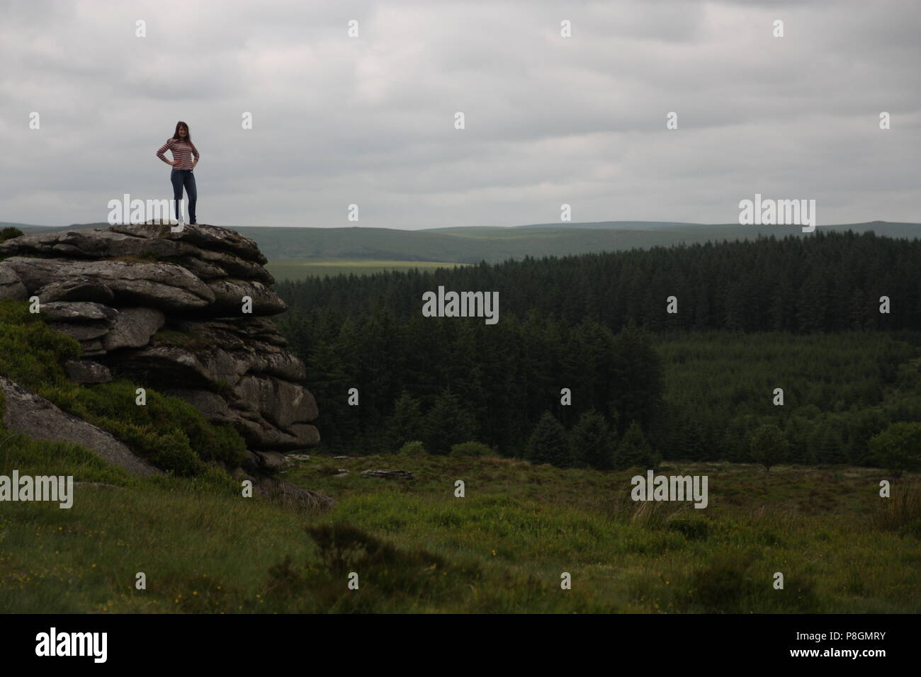 Bella donna su granito tor su dartmoor nel grande all'aperto Foto Stock