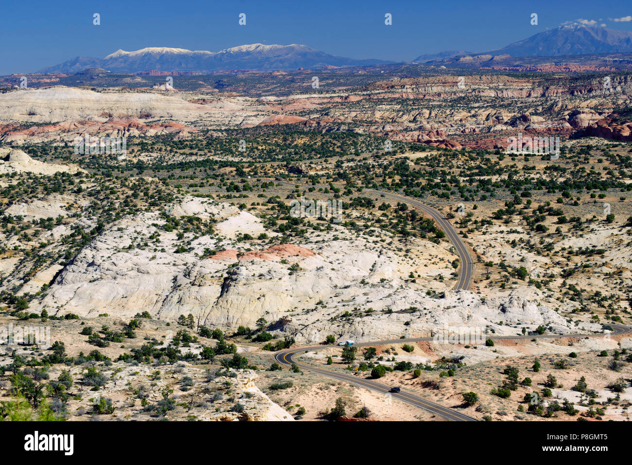 Scenic Byway 12 passando attraverso la spettacolare paesaggio desertico, visto dalla testa delle rocce si affacciano vicino a Escalante, Utah, Stati Uniti d'America. Foto Stock