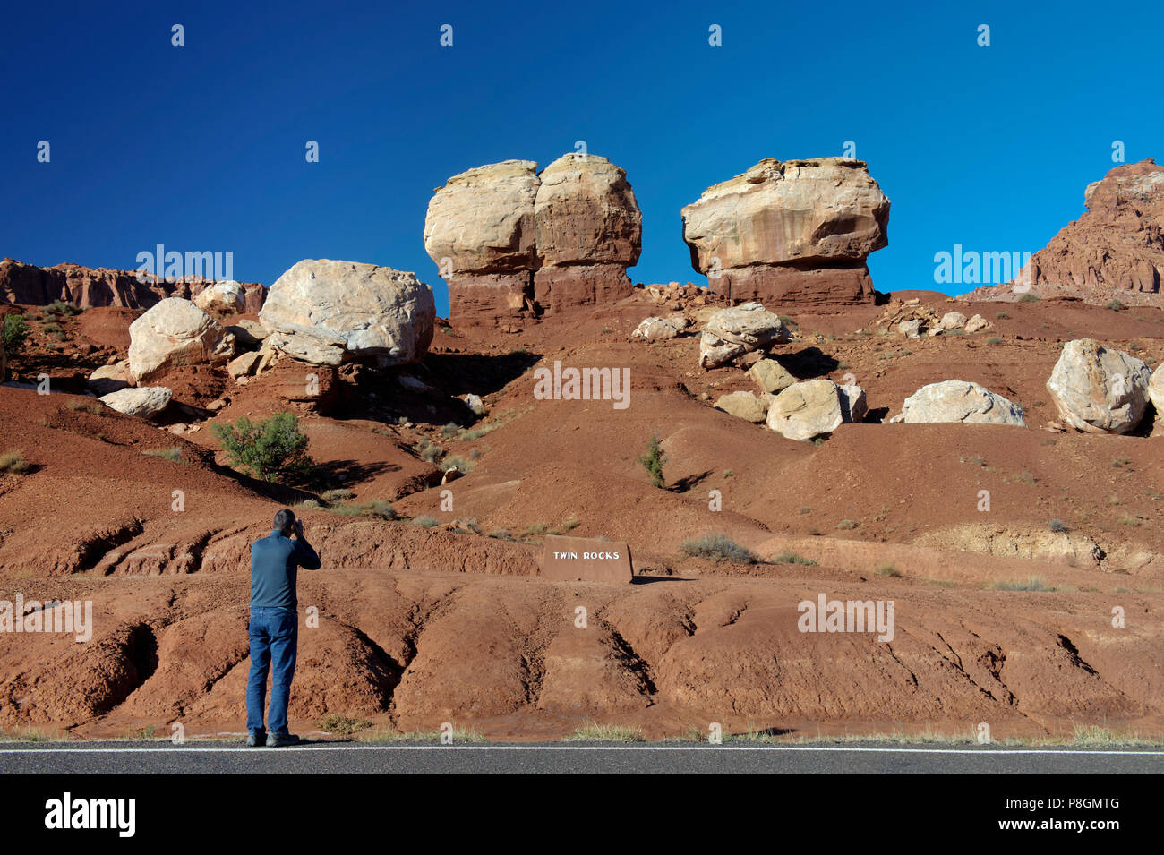 Visitatore di scattare una foto di scogli gemelli, Capitol Reef National Park nello Utah, Stati Uniti d'America. Foto Stock