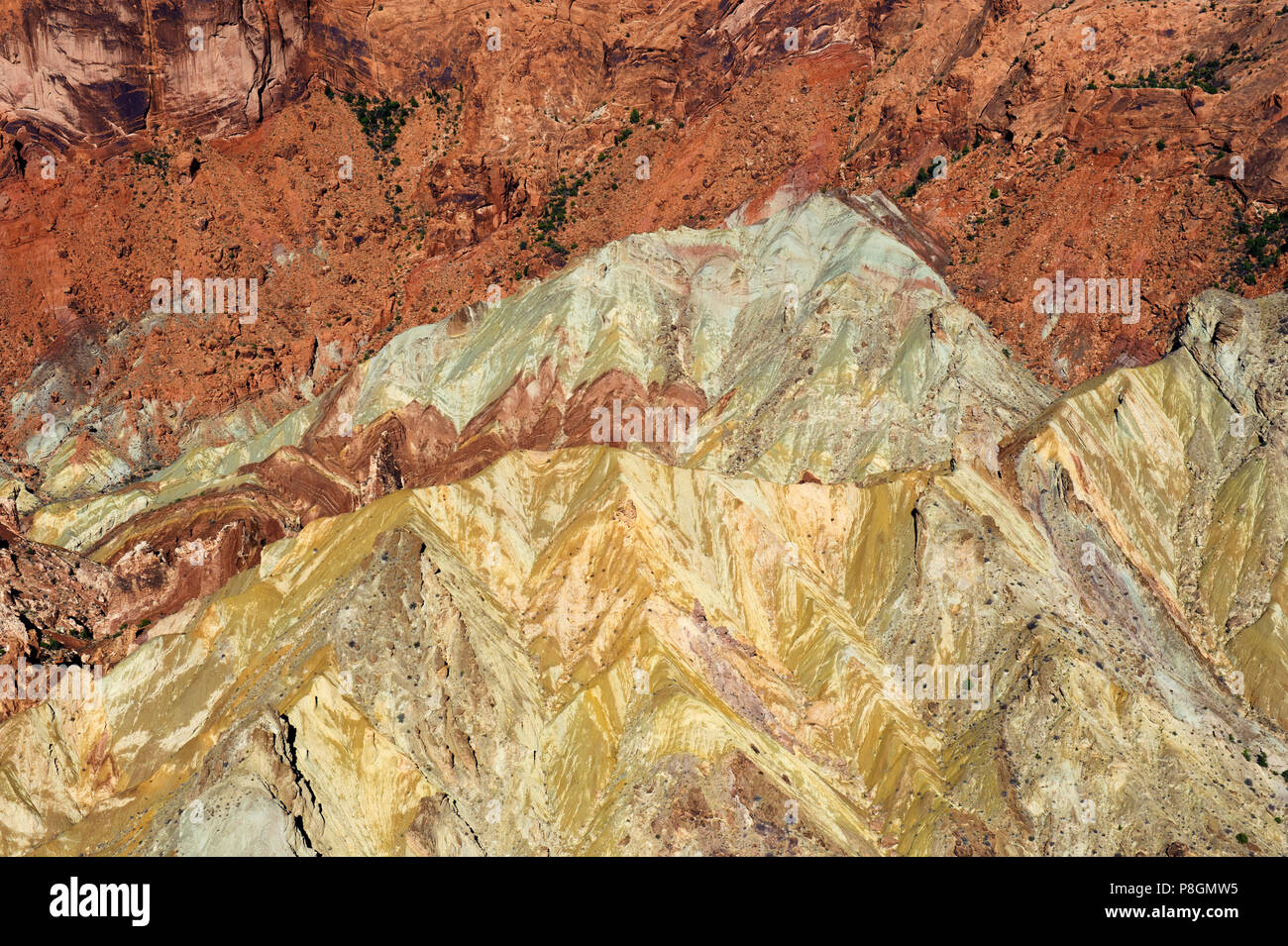 Colorate formazioni geologiche in sconvolgimento Dome, profondamente eroso inferiore di un cratere da impatto, il Parco Nazionale di Canyonlands, Utah, Stati Uniti d'America. Foto Stock
