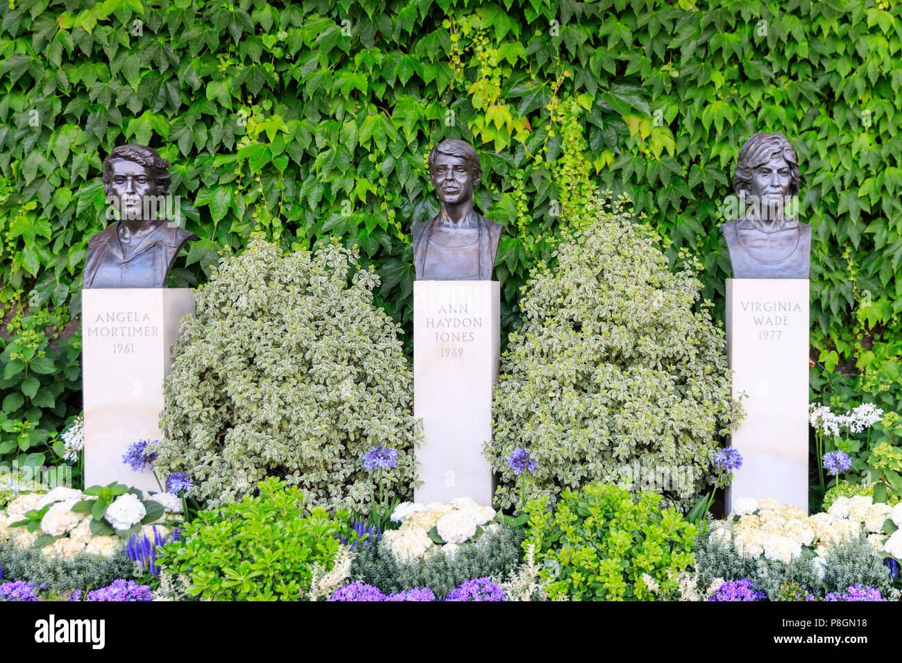 La scultura busti di British Ladies Champions Angela Mortimer, Ann Jones, Virginia Wade, motivi a Wimbledon All England Lawn Tennis Club, REGNO UNITO Foto Stock