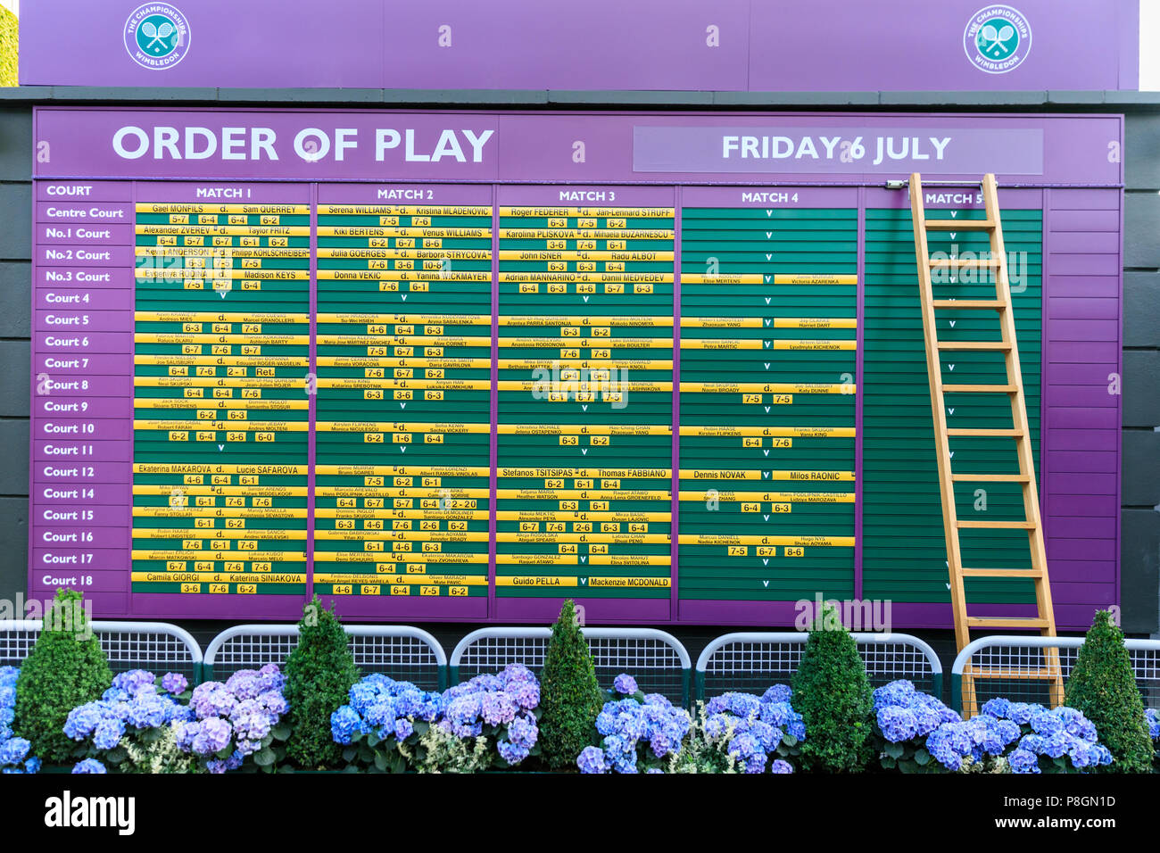L'ordine di gioco del giorno information board con gli elenchi dei programmi per i giocatori e la corrispondenza con i campionati di Wimbledon, Regno Unito Foto Stock