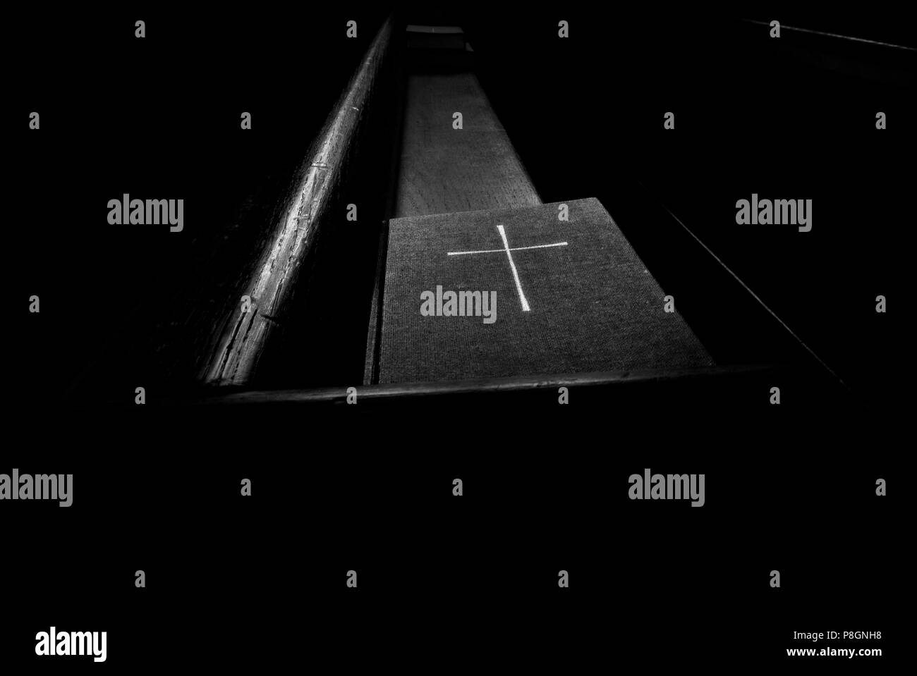 Hymnal in appoggio su un antico pew in san Luca una chiesa, Smithfield Virginia Foto Stock