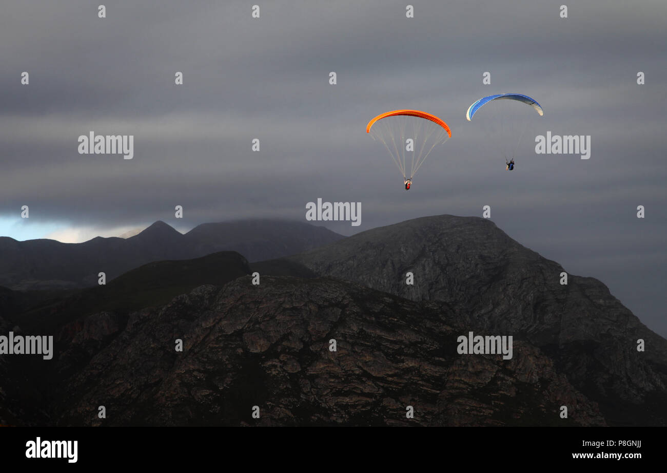 Un paio di parapendio in un pomeriggio di tempesta Foto Stock