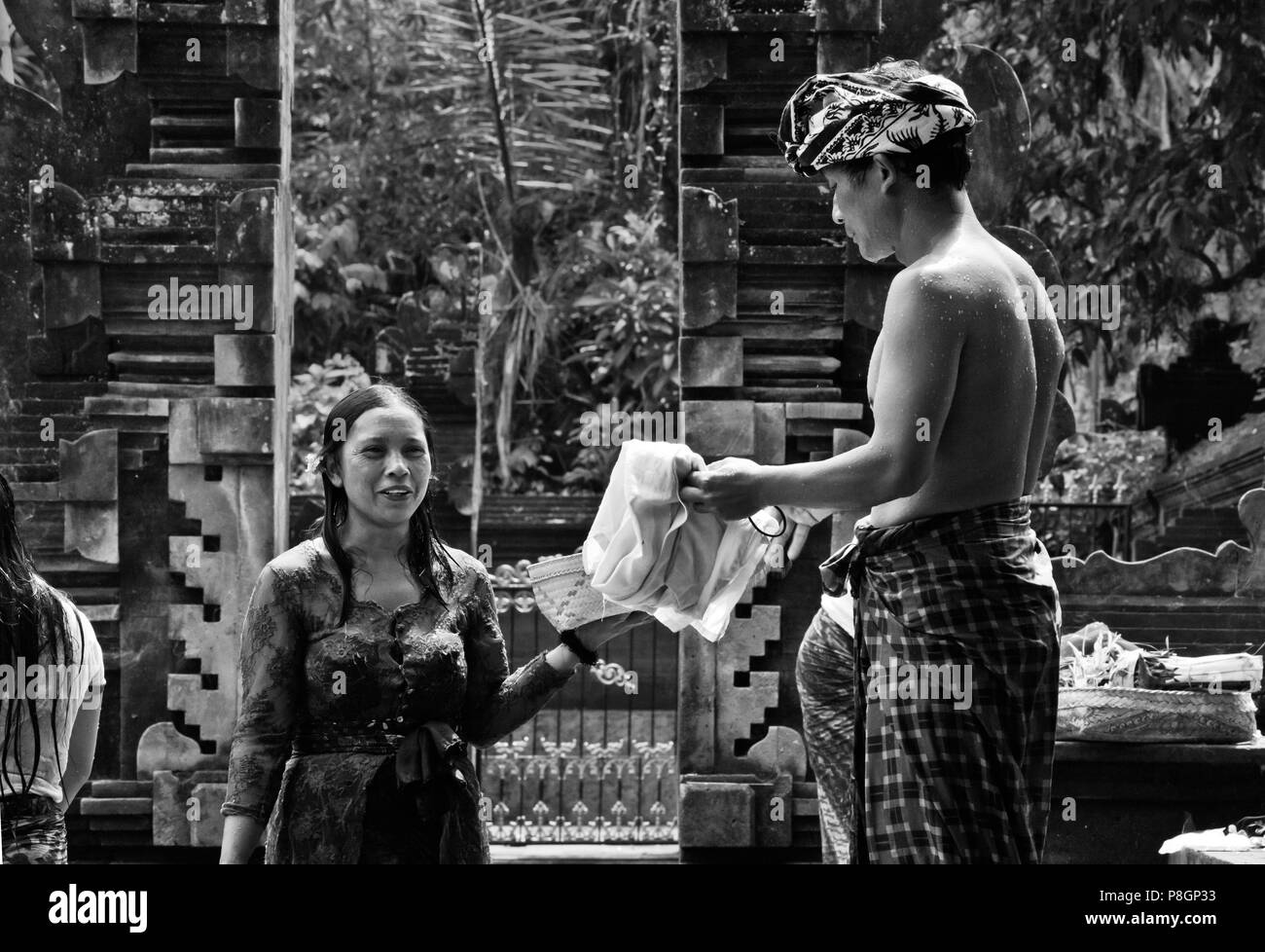 Design balinese purificarsi in pura Tirta Empul un tempio Hindu e le molle a freddo con acque curative - TAMPAKSIRING, Bali, Indonesia Foto Stock