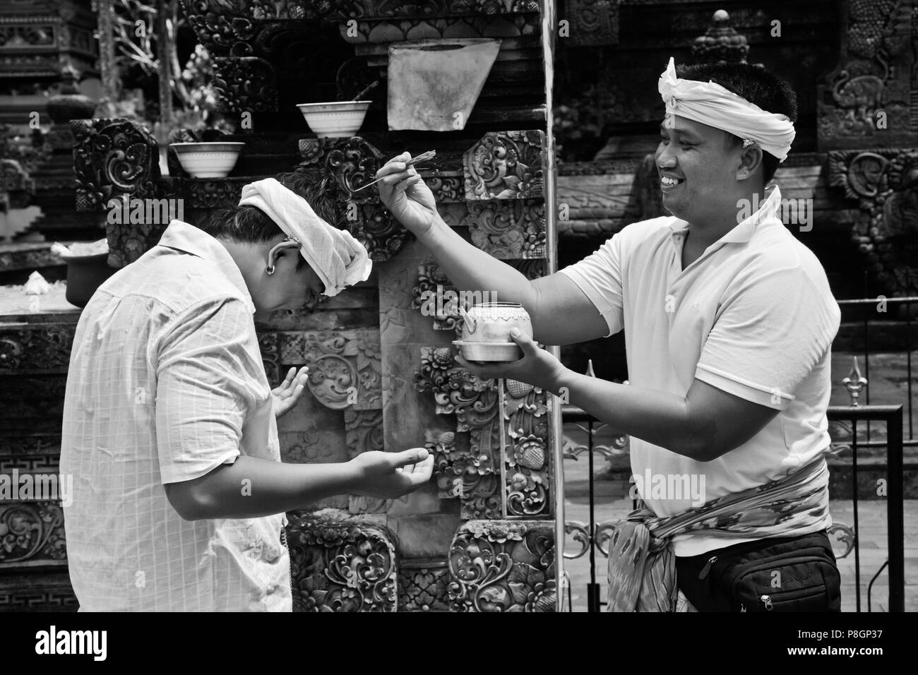 In stile Balinese in un rituale di purificazione a pura Tirta Empul un tempio Hindu e le molle a freddo con acque curative - TAMPAKSIRING, Bali, Indonesia Foto Stock