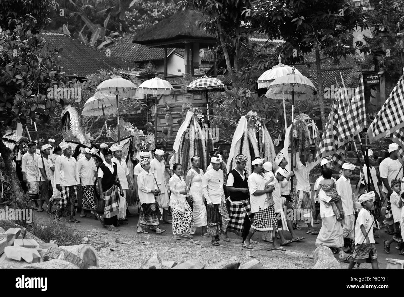 Un costume BARONG E LION maschere utilizzate nella tradizionale danza LEGONG sono portati durante una processione indù per un tempio anniversario - Ubud, Bali Foto Stock