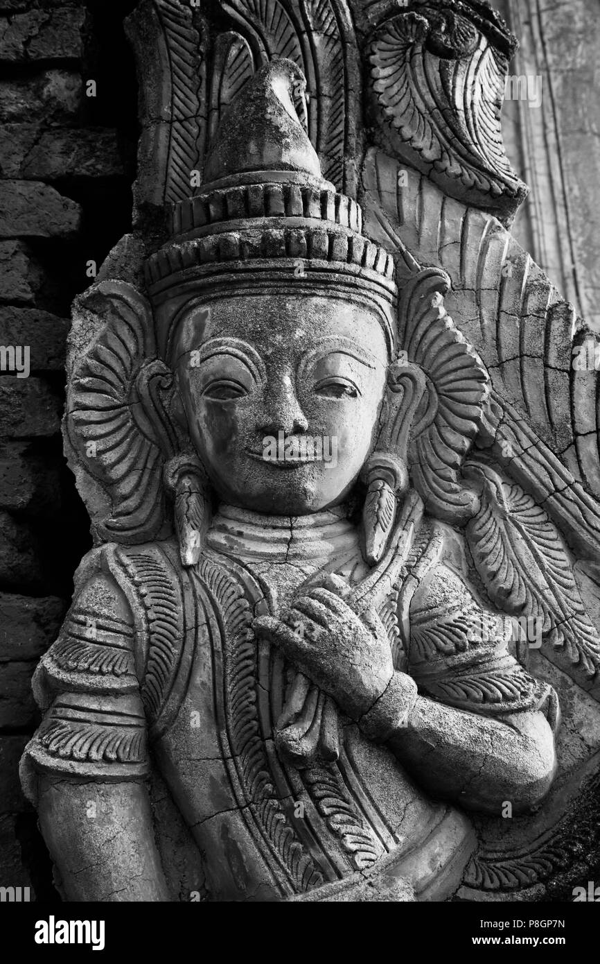 Stucco divinità buddista a NYAUNG OHAK situato a INDEIN costituito da antichi santuari - Lago Inle, MYANMAR Foto Stock