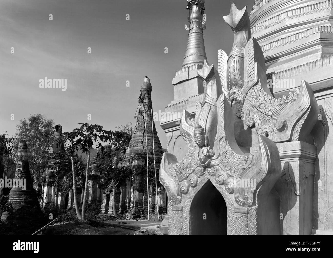 NYAUNG OHAK e SHWE INN THEIN sono situati a INDEIN e consistono di antica e di recente costruzione santuari buddisti - Lago Inle, MYANMAR Foto Stock