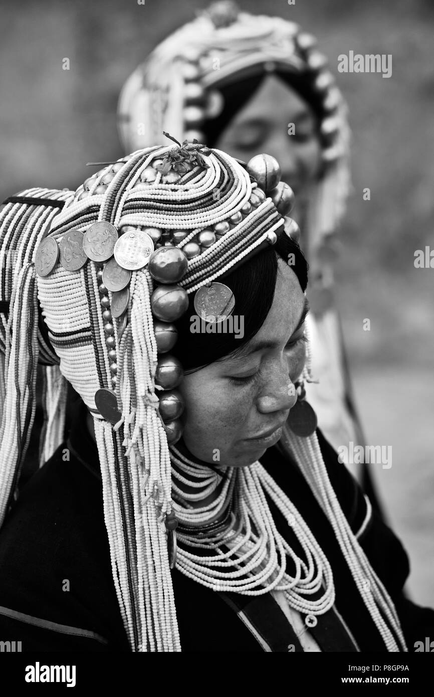 Le donne della tribù AKHA usura elaborati copricapi fatti di perle, monete d'argento e la mano si profilava il cotone - villaggio nei pressi di Kengtung o KYAINGTONG, MYANMAR Foto Stock