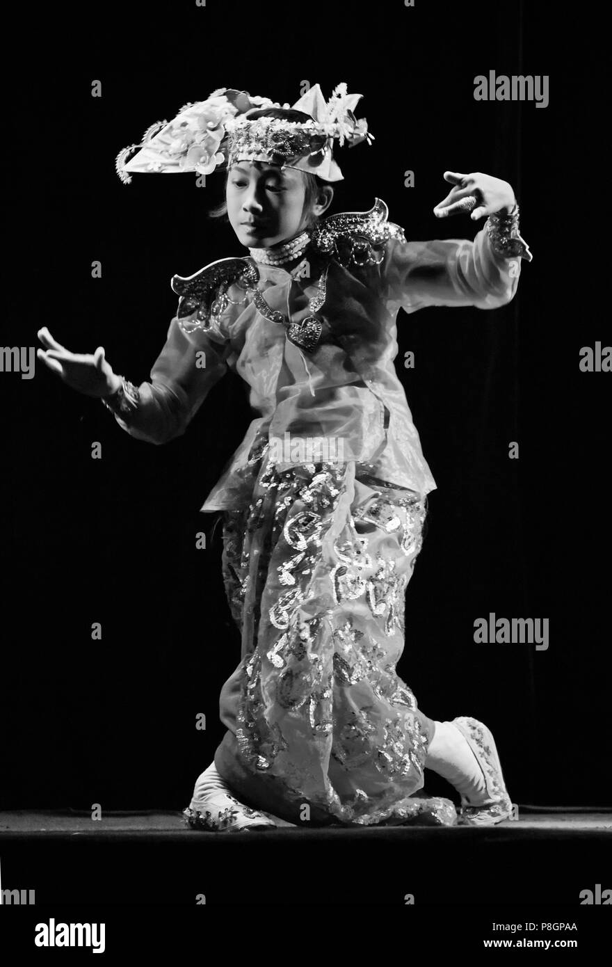 Danza tradizionale viene eseguita al Mandalay teatro di marionette - Mandalay, MYANMAR Foto Stock