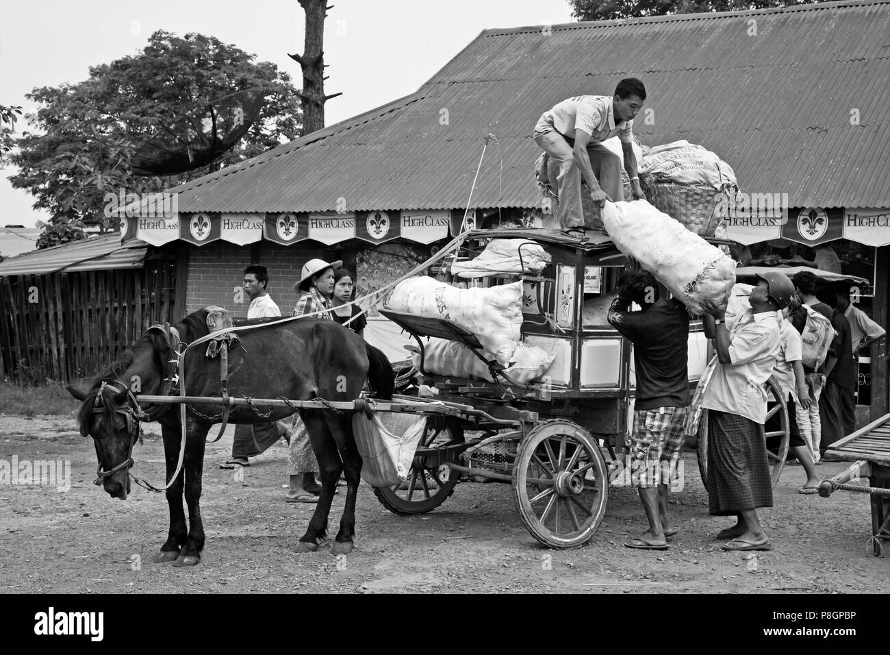 Un cavallo carrello fornisce merci presso la stazione ferroviaria - PYIN U LWIN, MYANMAR Foto Stock