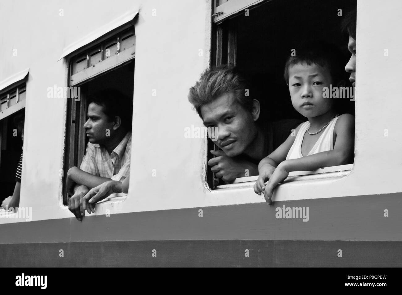 Passeggeri birmano sul treno da Pyin U Lwin a Hsipaw - Myanmar Foto Stock
