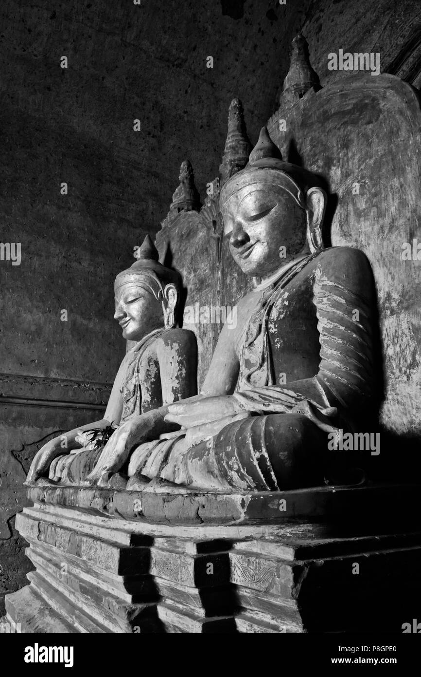 Fianco a fianco statue di Buddha nel XII secolo DHAMMAYANGYI PAHTO o il tempio più grande di Bagan costruito probabilmente dal Narathu - Myanmar Foto Stock